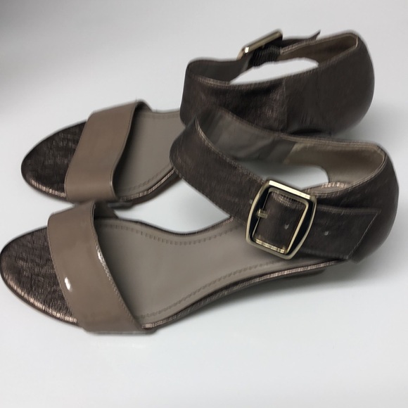 Nine West Size 7.5 Wedge Excellent Condition - Picture 2 of 4